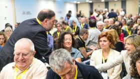 Oriol Junqueras, expresidente de ERC, saluda a Carme Forcadell, expresidenta del Parlament, y Elisenda Alamany, presidenta del grupo municipal en Barcelona