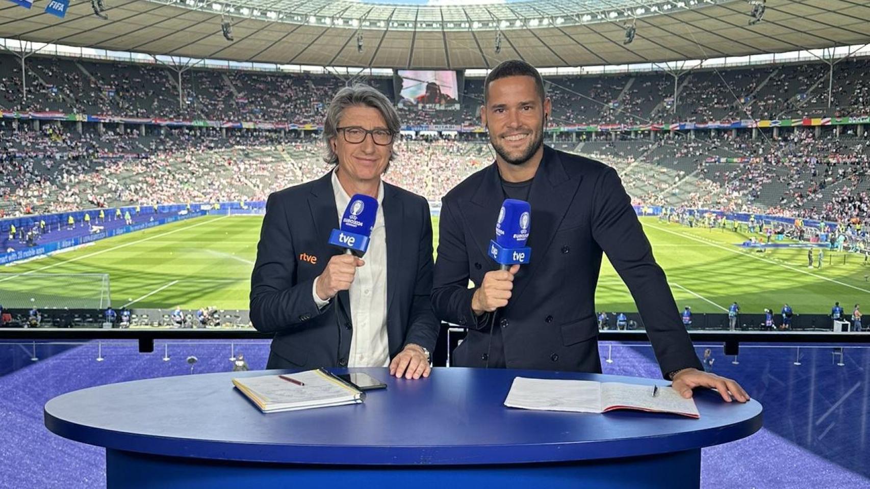 Juan Carlos Rivero, junto a Mario Suárez, en la transmisión de un partido de la Eurocopa