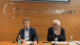 El presidente del Cercle d'Economia, Jaume Guardiola (i), y el director general, Miquel Nadal (d), durante la presentación de las propuestas sobre vivienda