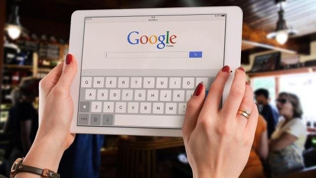 Una tablet con la web de Google