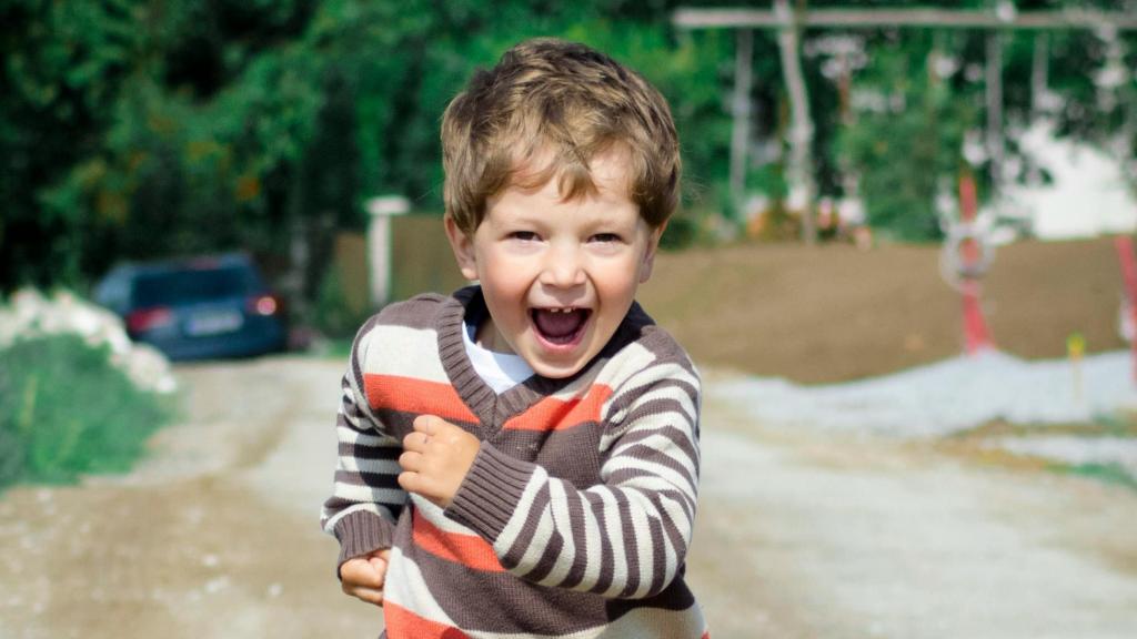 Un niño corriendo feliz | PEXELS