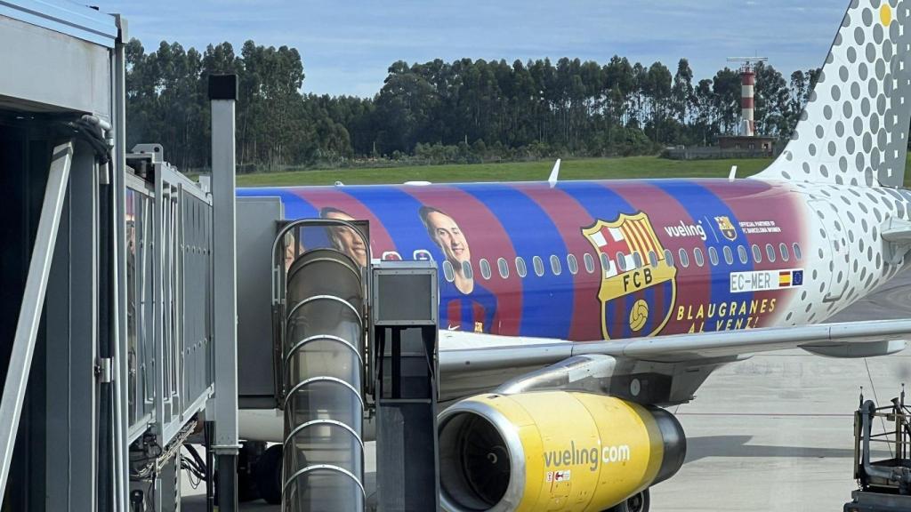 Avión del Barça al que se han subido aficionados del RCD Espanyol