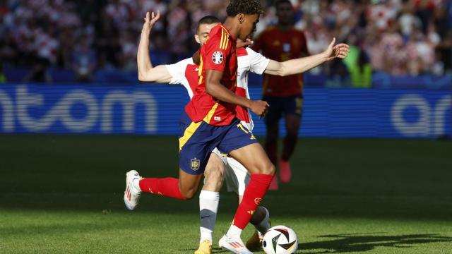 Lamine Yamal conduce el balón en el debut de la Eurocopa contra Croacia