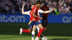 Lamine Yamal conduce el balón en el debut de la Eurocopa contra Croacia
