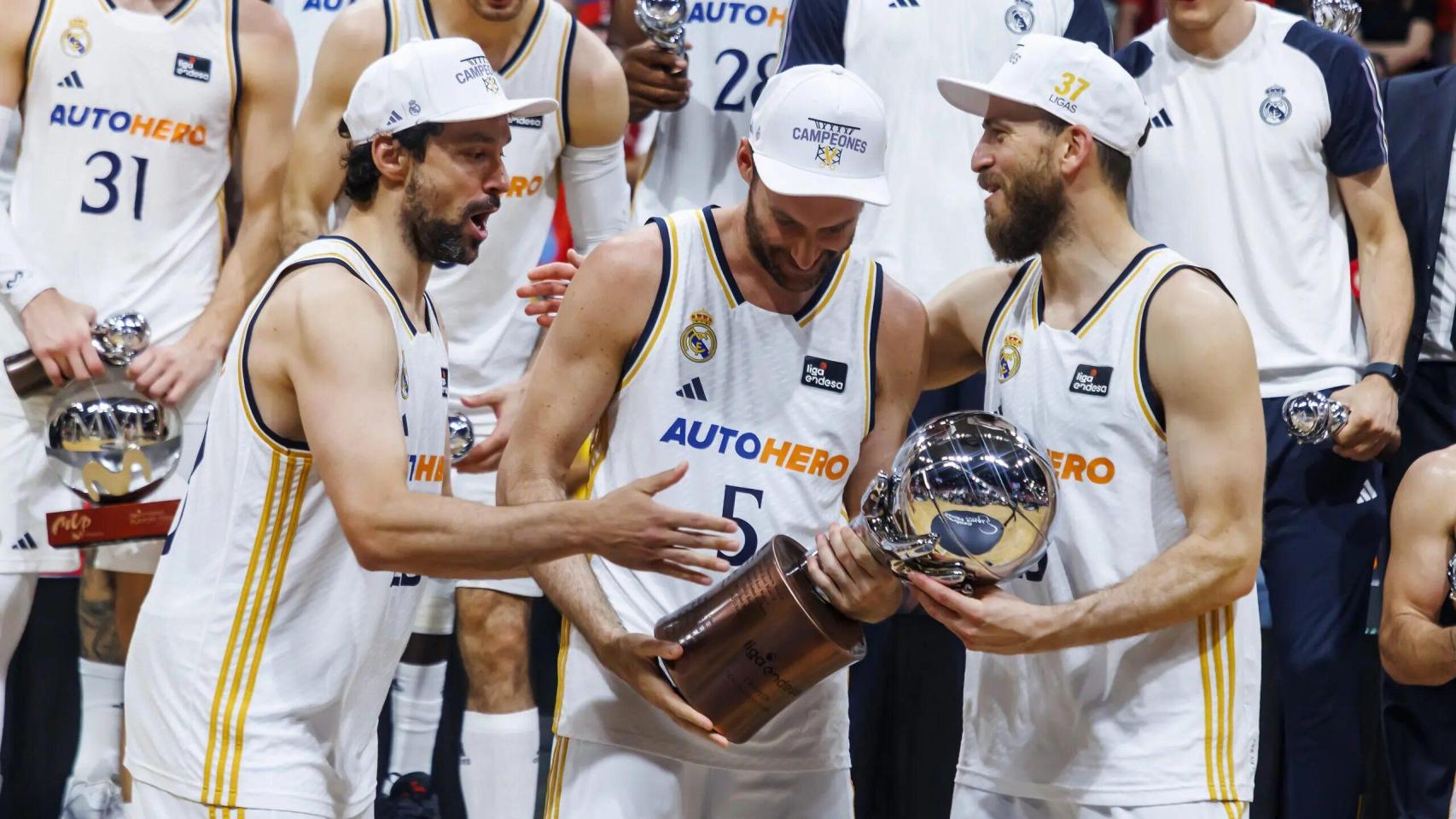 Los jugadores del Real Madrid celebran su victoria en la Liga ACB