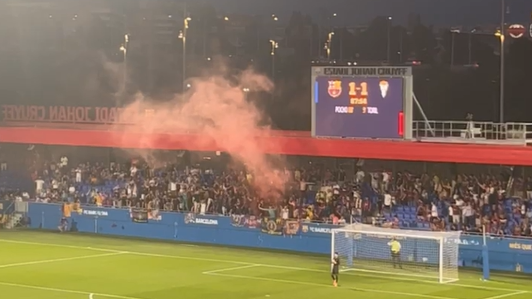 La Grada d'Animació enciende una bengala en el Estadi Johan Cruyff