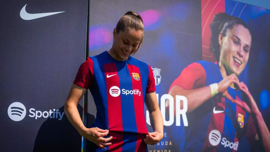 Ewa Pajor posa con la camiseta del Barça