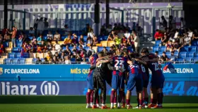 Los jugadores del Barça B hacen piña antes de medirse al Córdoba en el Estadi Johan Cruyff