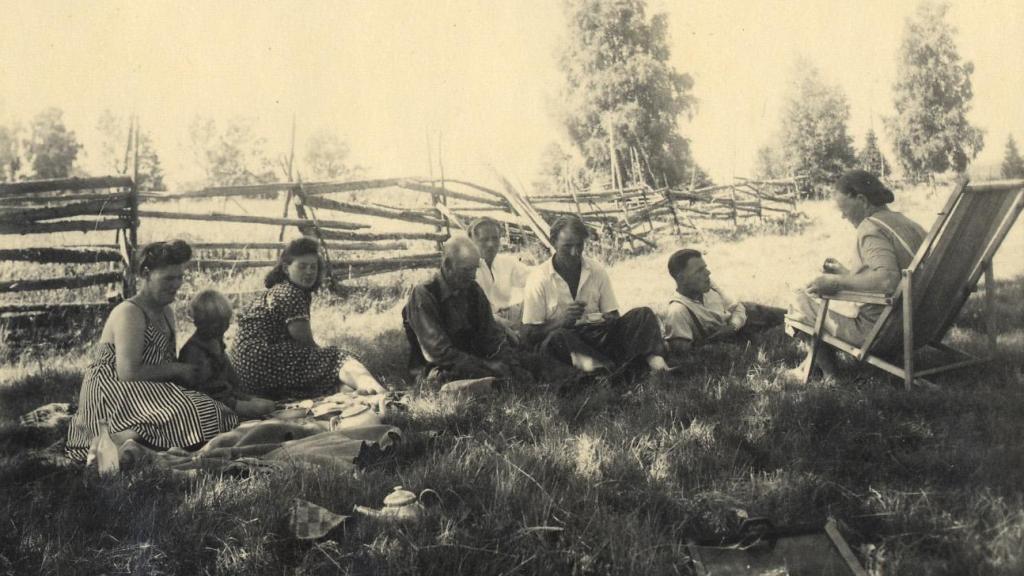 'Suensen' (y otras personas), sentado en la hierba junto a su madre, Signe, en Skiro