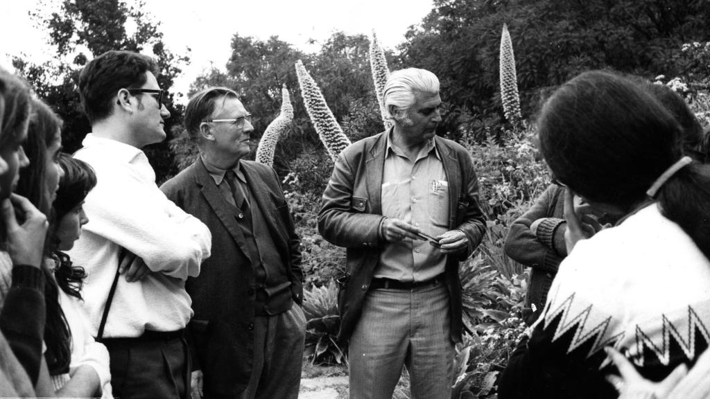 Junto a Jaime O'Shanahan -el del pelo blanco- en el Jardín Canario , en 1972, explicando las plantas a un colegio