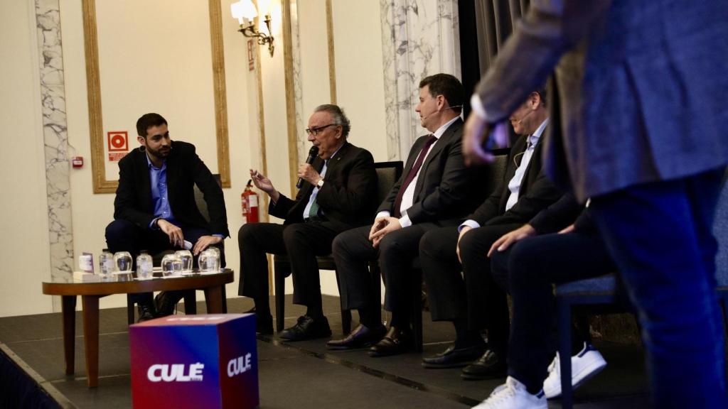 Víctor Malo y los ponentes de 'El futuro del Barça, en juego'