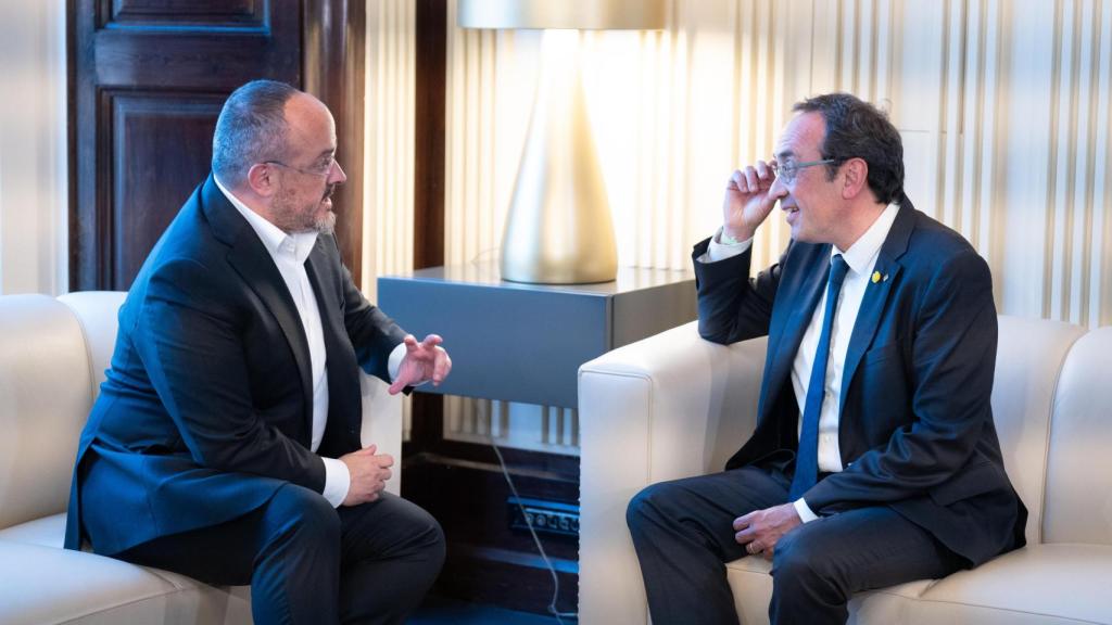 El presidente del Parlament, Josep Rull, se reúne con el líder del PP catalán, Alejandro Fernández