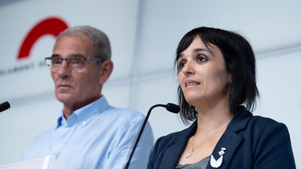 El diputado de Aliança Catalana, Ramón Abad, y la cabeza de lista de Aliança Catalana, Silvia Orriols, ofrecen una rueda de prensa