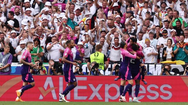 La selección de Alemania festeja el gol de Gundogan contra Hungría