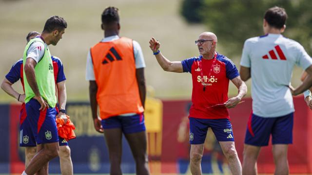 Luis de la Fuente dirige un entrenamiento de la selección española