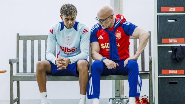 Lamine Yamal y Luis de la Fuente charlan en un entrenamiento de la selección española