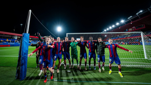 Los jugadores del Barça B celebran con la grada la victoria contra la Cultural Leonesa