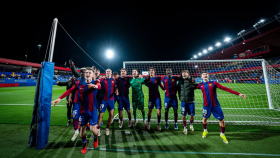 Los jugadores del Barça B celebran con la grada la victoria contra la Cultural Leonesa