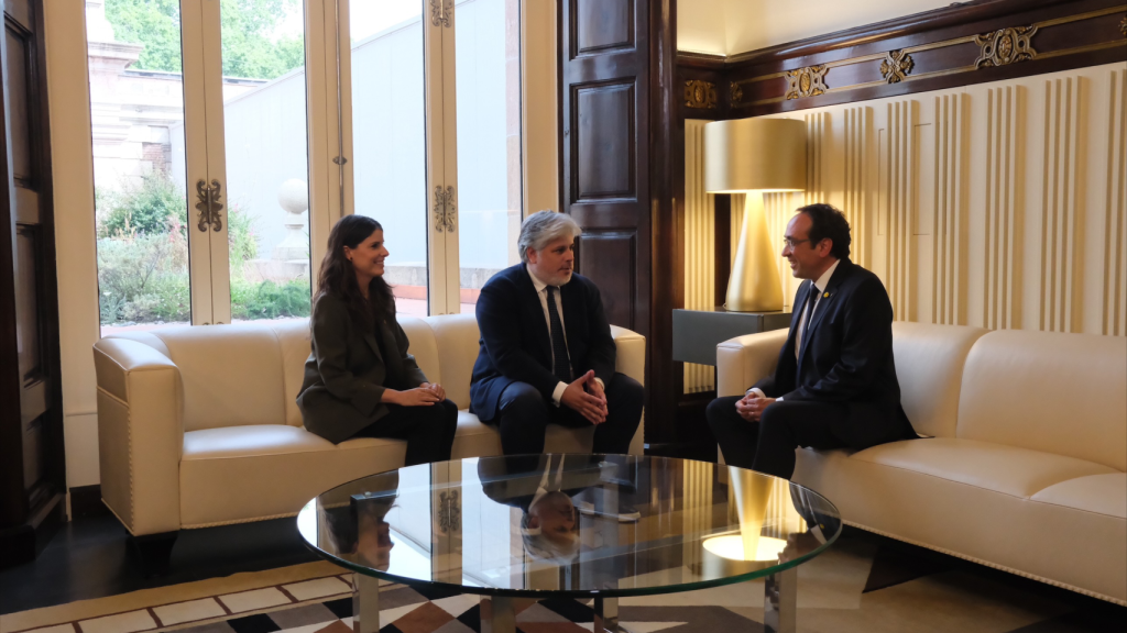 El presidente del grupo parlamentario de Junts, Albert Batet, se reúne con el presidente del Parlament, Josep Rull, en el marco de la ronda de contactos para la investidura