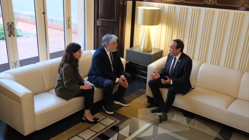 El presidente del grupo parlamentario de Junts, Albert Batet, se reúne con el presidente del Parlament, Josep Rull, en el marco de la ronda de contactos para la investidura