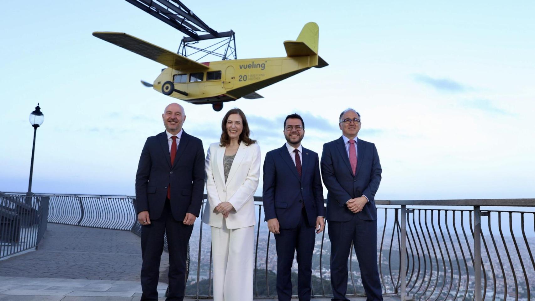 De izquierda a derecha: delegado del Gobierno, Carlos Prieto; la CEO de Vueling, Carolina Matinoli; el 'president' de la Generalitat en funciones, Pere Aragonès y el consejero delegado del grupo IAG, Luis Gallego