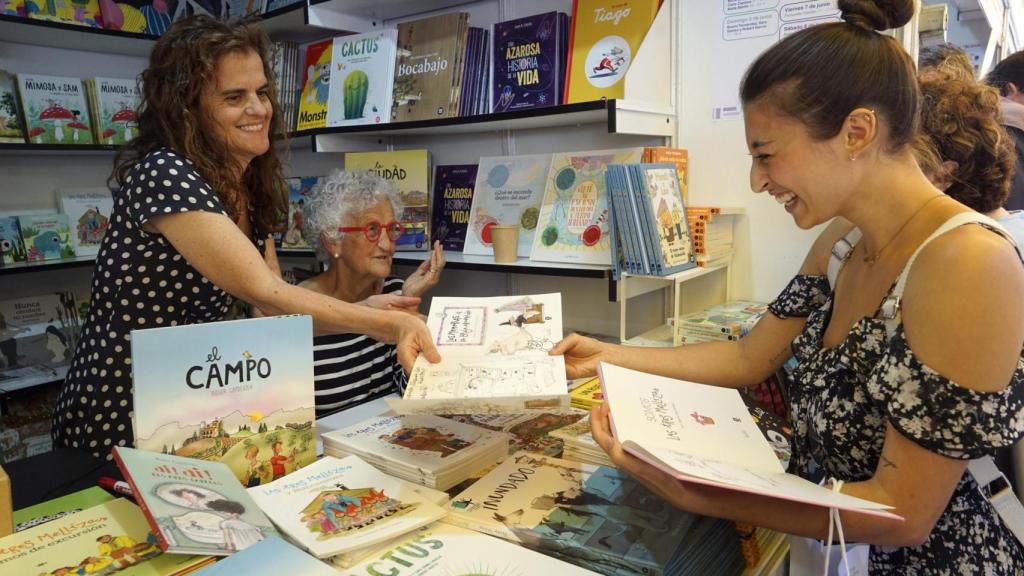 Roser Capdevila junto a su hija Helena firmando libros en el madrileño parque del Retiro