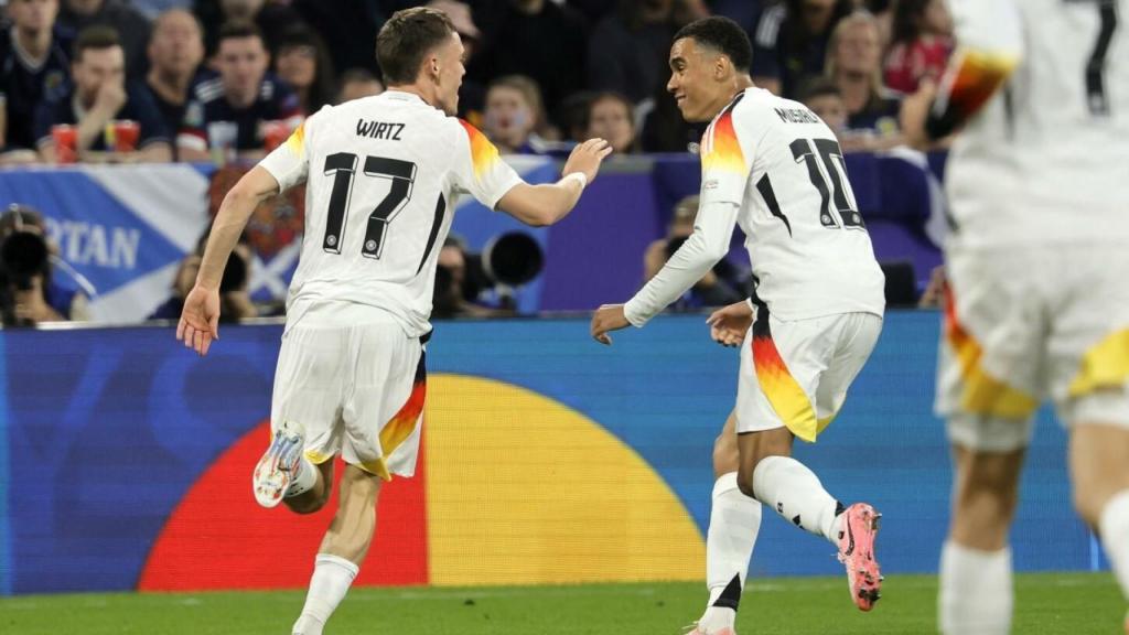 Florian Wirtz y Jamal Musiala celebran un gol de Alemania en la Eurocopa