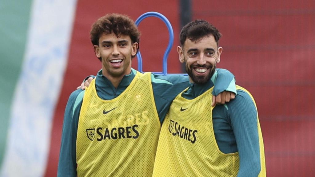 Joao Félix, junto a Bruno Fernandes, en un entrenamiento de Portugal