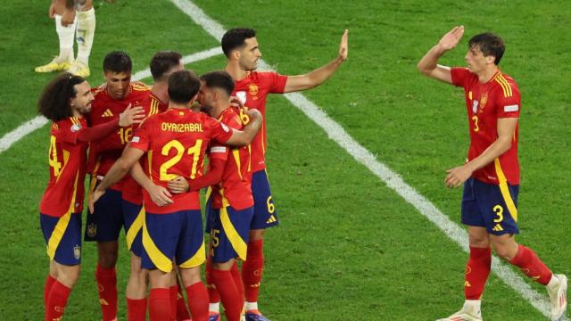 Los jugadores de España festejan la victoria contra Italia en la Eurocopa