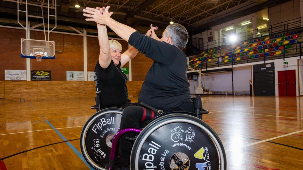 Luisa Huidobro (izquierda) practica baile deportivo en silla de ruedas