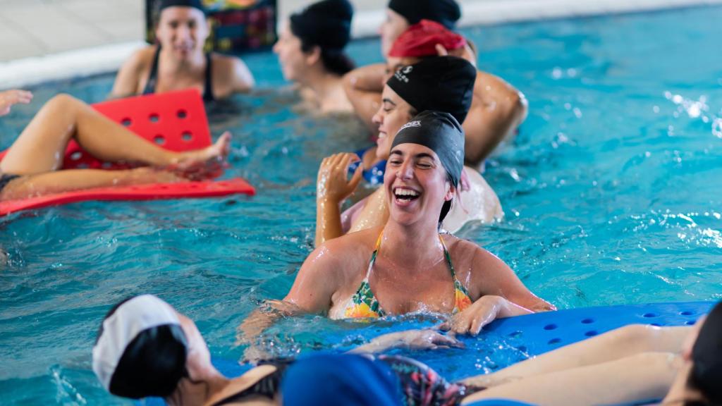 Aida Cortés practica natación para mujeres embarazadas
