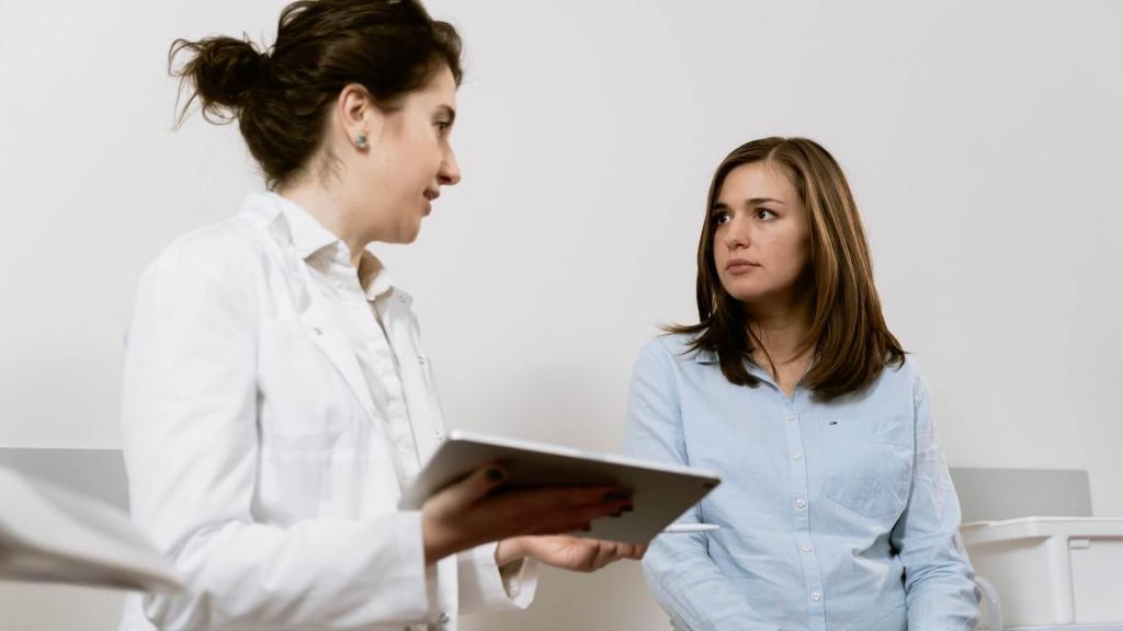 Una paciente en la consulta de un médico