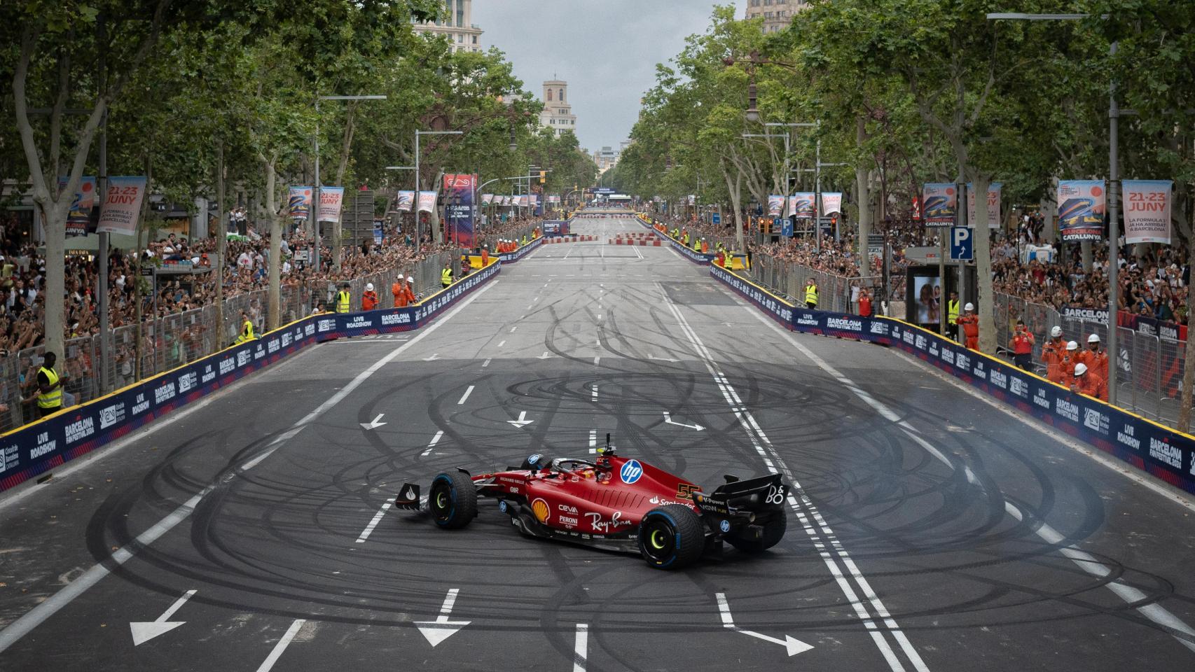 El piloto de F1 Carlos Sainz durante la celebración del Formula 1 Live Barcelona Road Show, en el Paseo de Gràcia, a 19 de junio de 2024