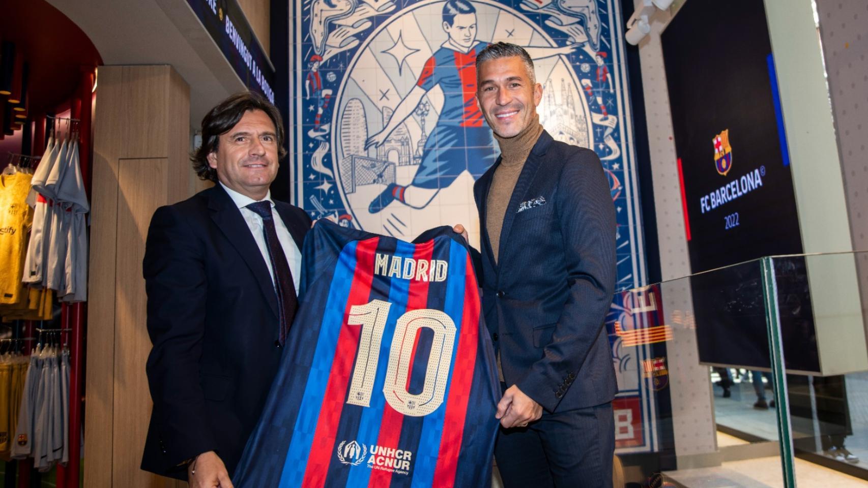 Juli Guiu, acompañado por Luis García, en la apertura de la Barça Store de Madrid