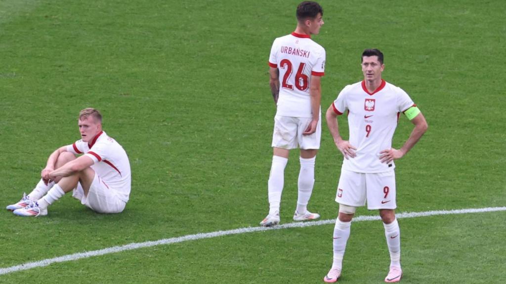 Lewandowski, brazos en jarra, después de la derrota de Polonia contra Austria