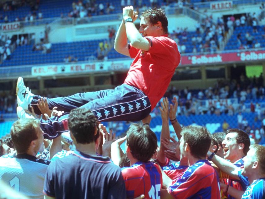 Los jugadores del Barba B mantean a Gonzalo tras el ascenso a Segunda A