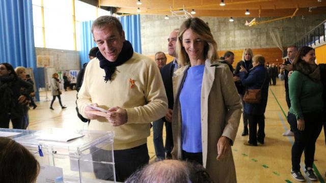 Alberto Mas, excandidato por el PP en Girona y ahora concejal, con la diputada Cayetana Álvarez