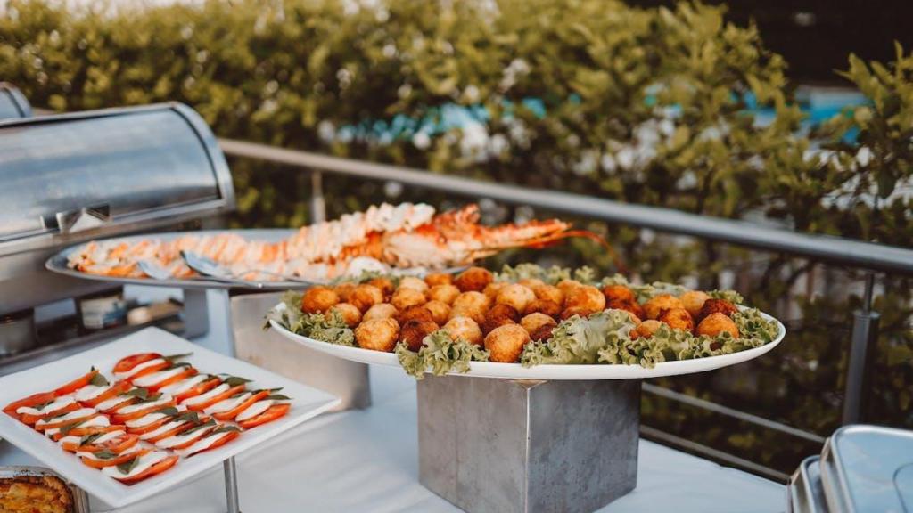 Una mesa de mariscos de un buffet