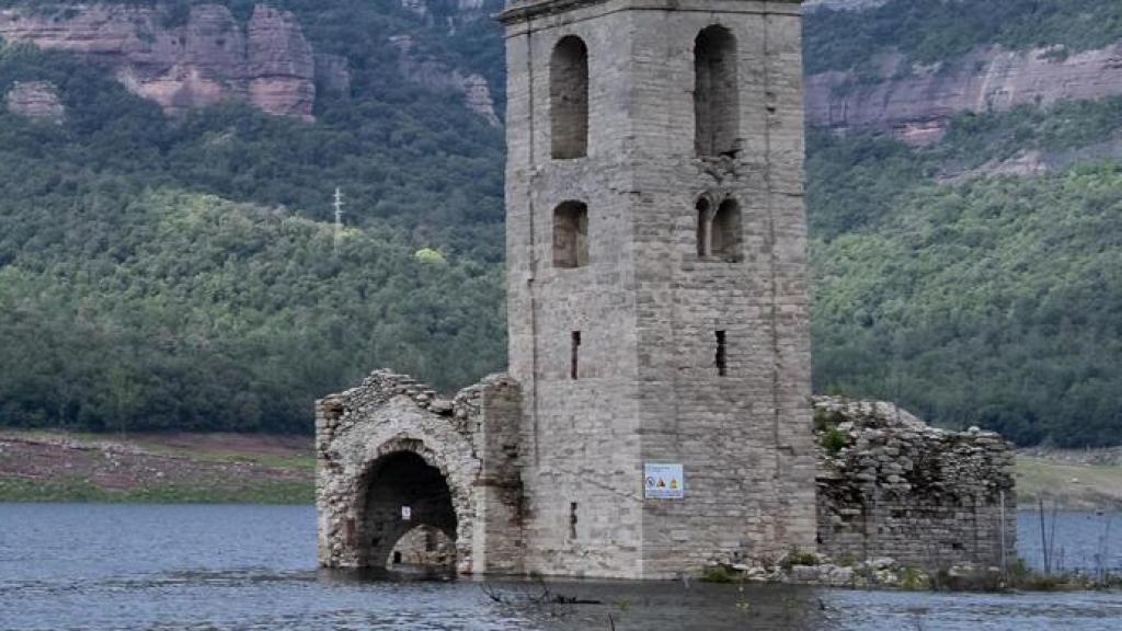 Iglesia del Pantano de Sau parcialmente cubierta, el 14 de junio de 2024