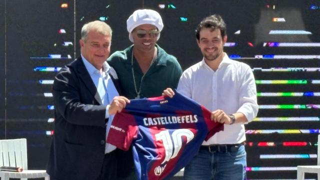 Joan Laporta y Ronaldinho, junto al alcalde de Castelldefels
