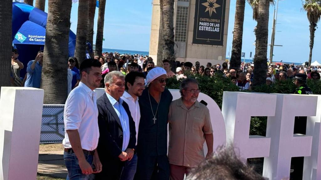 Joan Laporta y Ronaldinho, junto al alcalde de Castelldefels, en el paseo de las estrellas