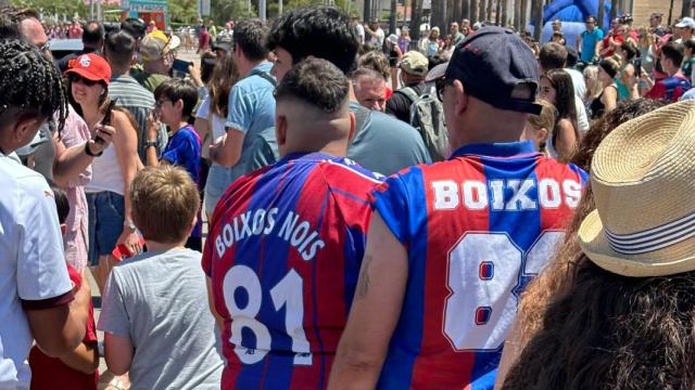 Dos aficionados del Barça con camisetas de Boixos Nois hacen acto de presencia en Castelldefels