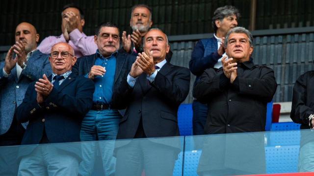 Joan Laporta y Rafa Yuste, en un partido del Barça B en el Estadi Johan Cruyff