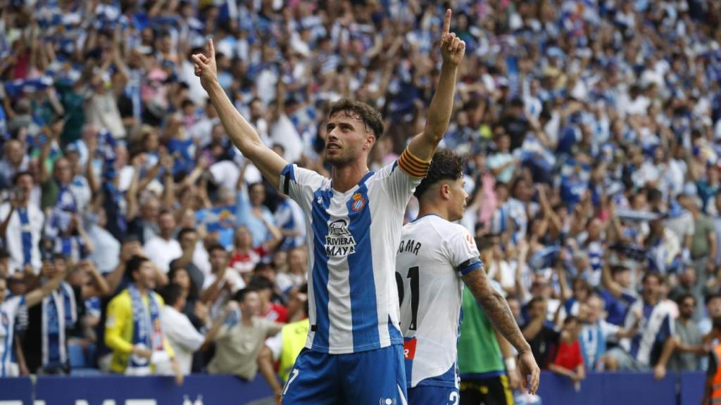 Javi Puado festeja uno de los dos goles anotados contra el Oviedo
