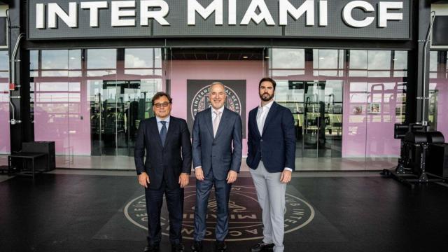 Raúl Sanllehí y Xavier Asensi con Jorge Mas, gerente general del Inter Miami