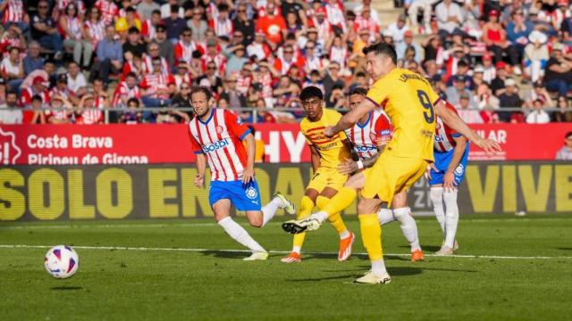 Lewandowski cobra un penalti en el partido del Barça contra el Girona