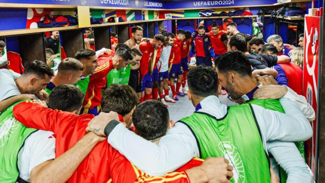 La selección española, con varios cracks del Barça, reunida en el vestuario