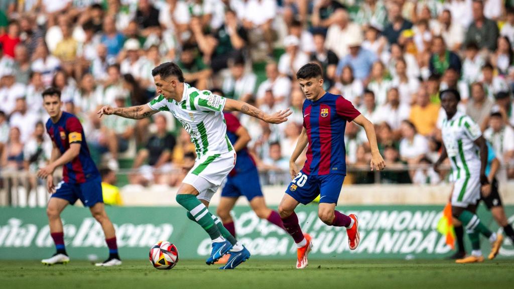 Unai Hernández disputa el balón en el partido del Barça B contra el Córdoba