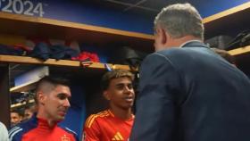 Lamine Yamal saluda al rey Felipe VI en el vestuario de la selección