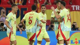 Los jugadores de la selección felicitan a Ferran Torres por su gol contra Albania
